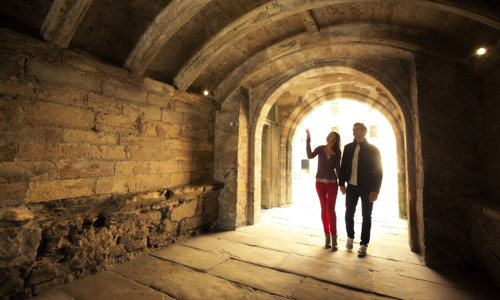 Couple walking into Linlithgow Palace