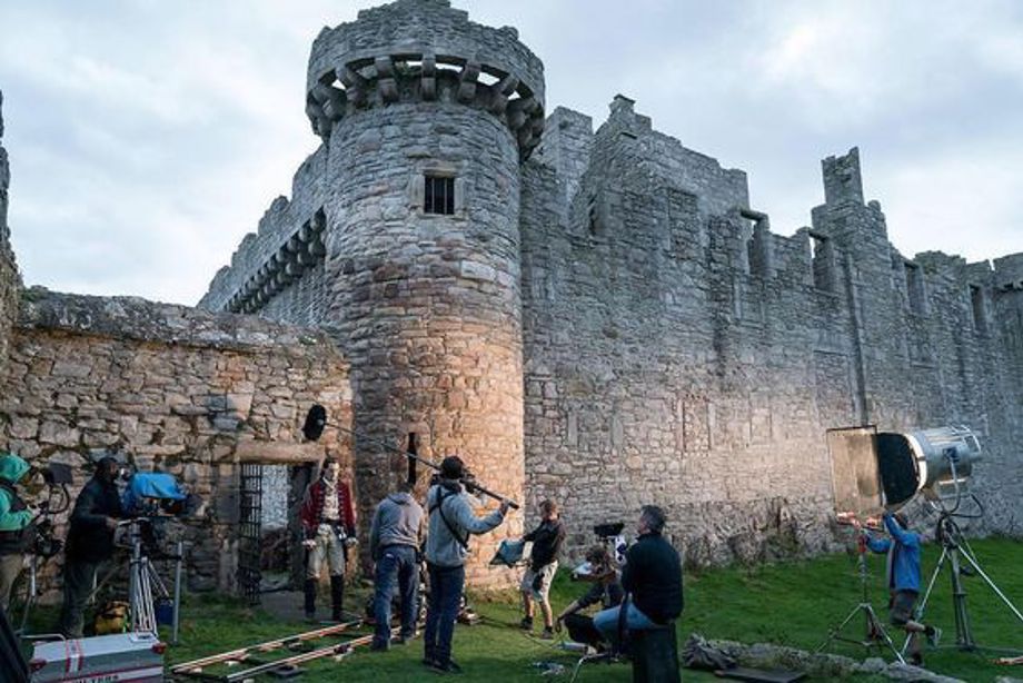 Cast and crew of Outlander filming at Doune Castle