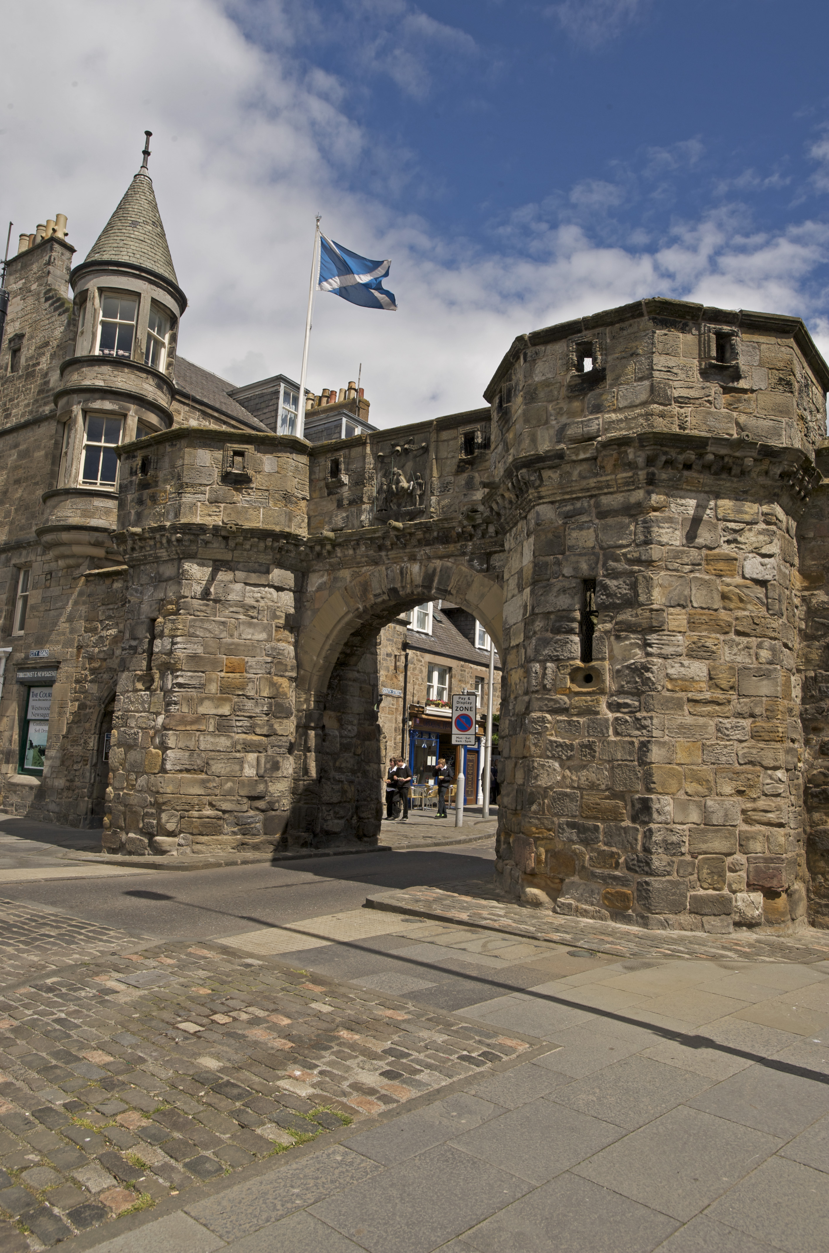 Claypotts Castle: Getting There | Historic Environment Scotland