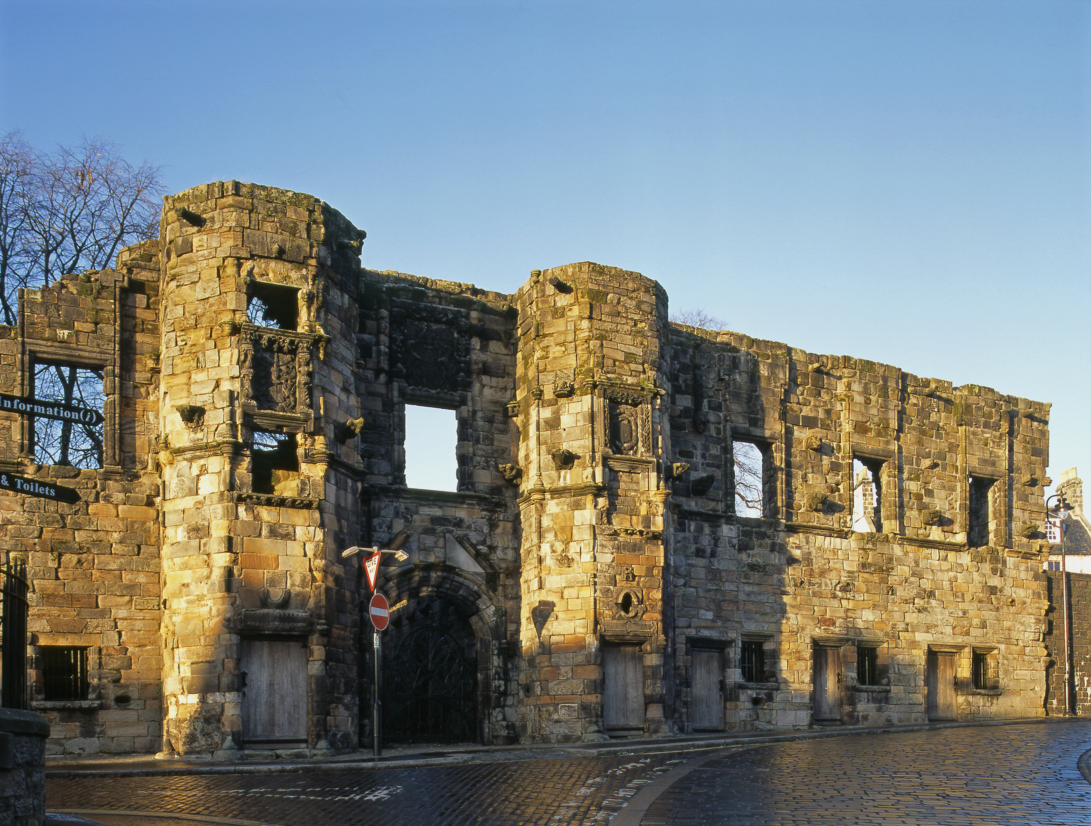 The remarkable sun-lit facade of Mar