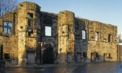 The remarkable sun-lit facade of Mar