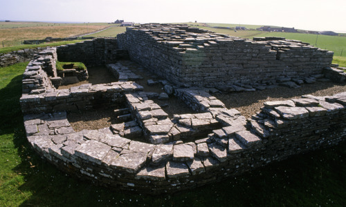 The foundations of the castle show a ditch, rampart and square tower