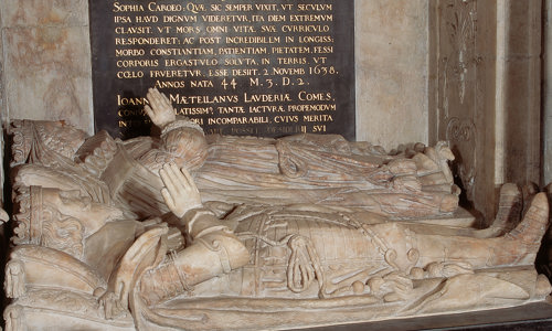 The lying marble statues of two clergy men