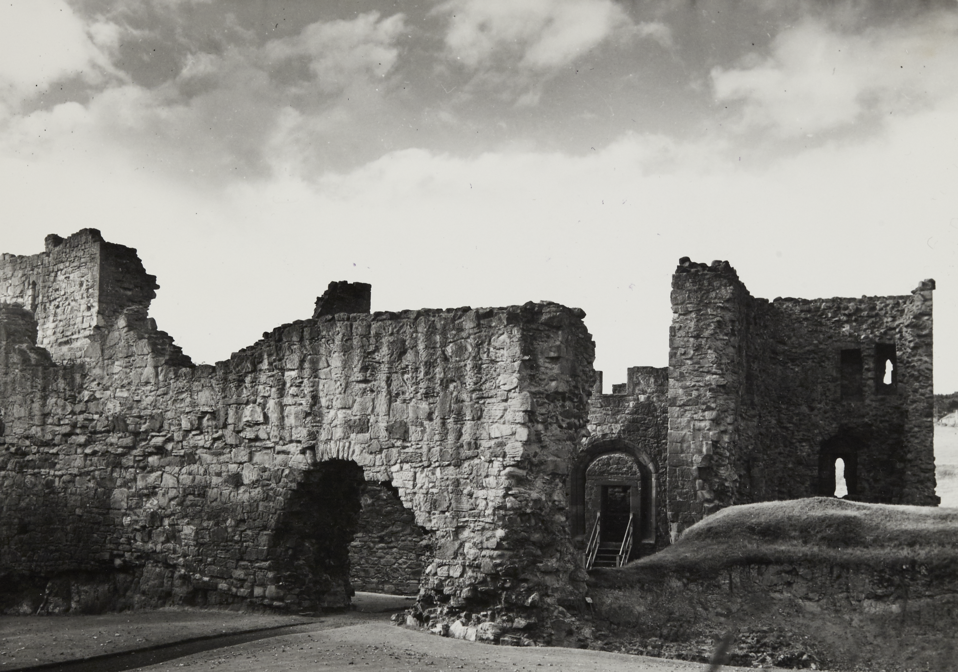Black and white photo of the walls of Hailes Castle