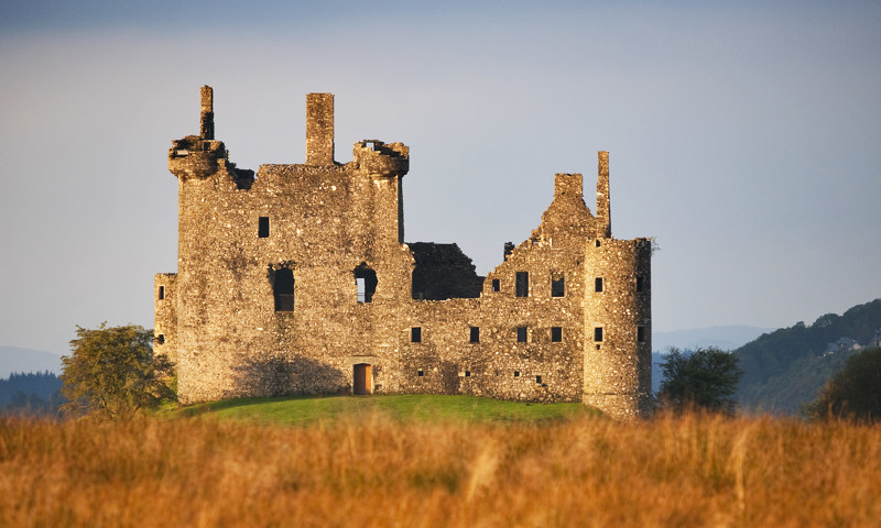 A general exterior view of Kilchurn Castle.