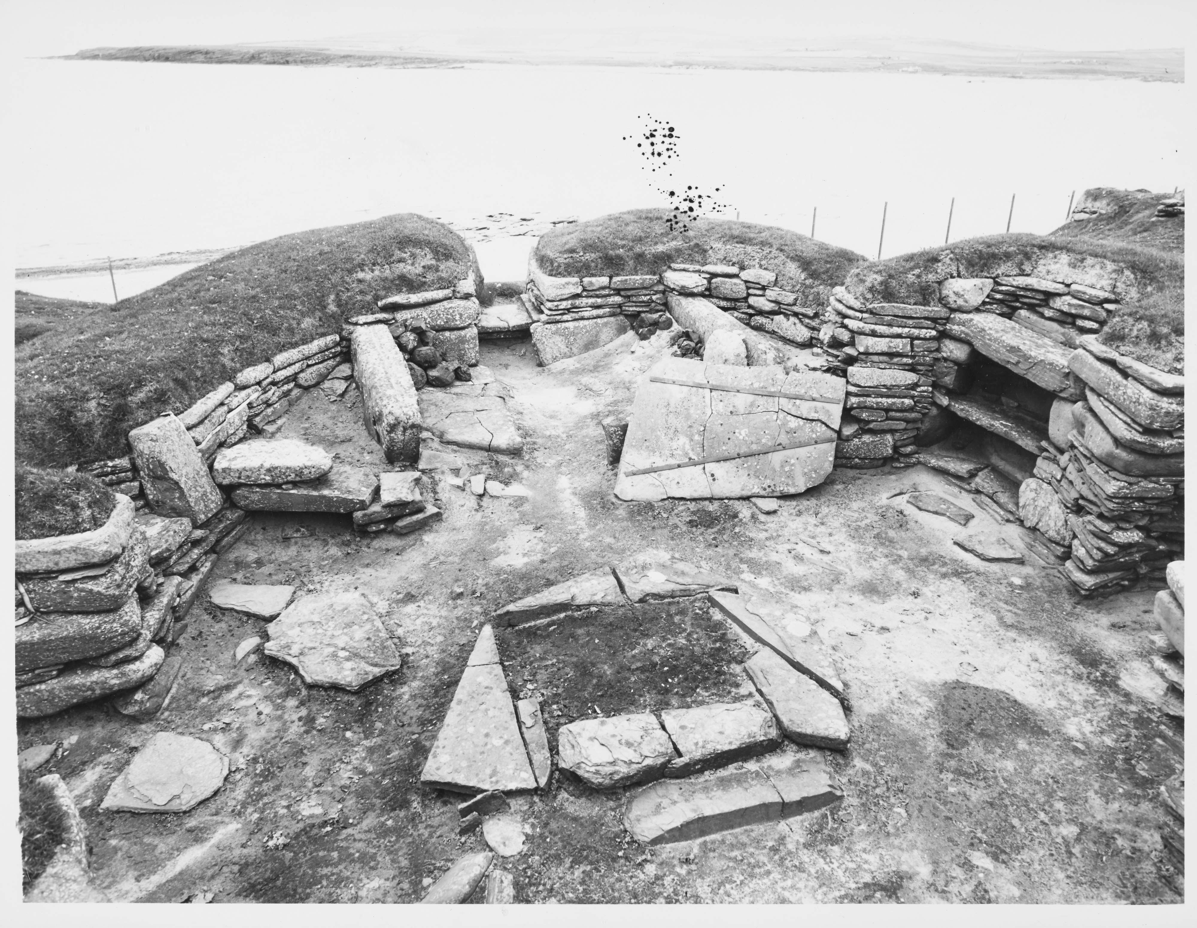 Black and white photo looking down at an enclosure area of the Skara Brae settlement