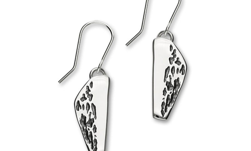 Silver earrings with 6-sided shape with half of the surfaces covered in indentation pattern