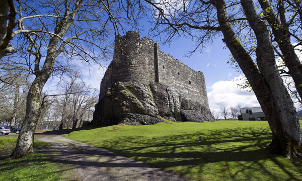 picture of the exterior of Dunstaffnage Castle 