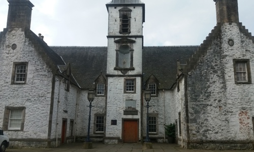 a view of cowane's hospital from the front