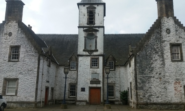 a view of cowane's hospital from the front