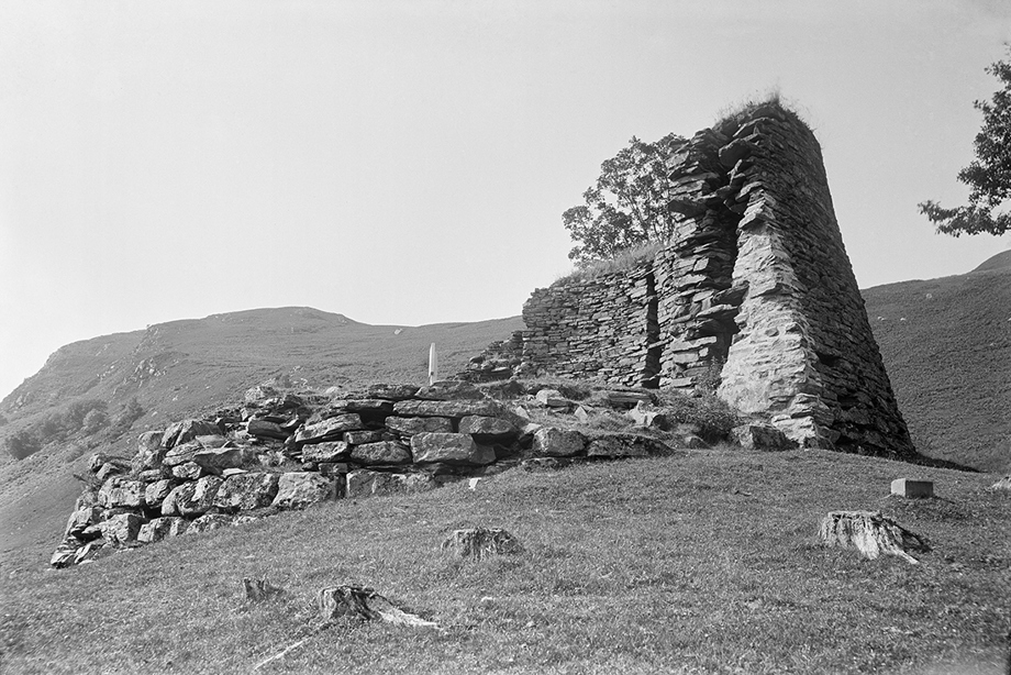 Black and white photograph of a ruined broch