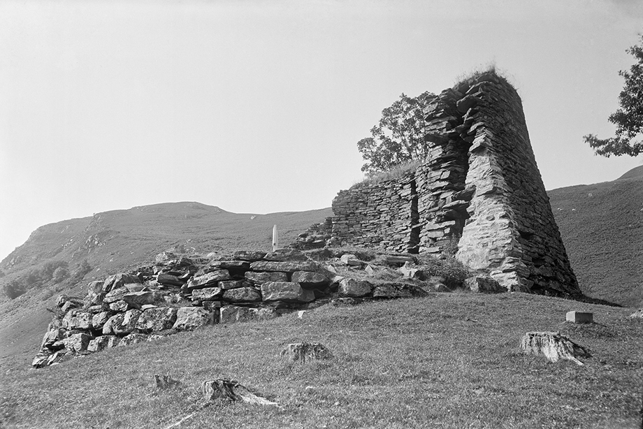 Black and white photograph of a ruined broch