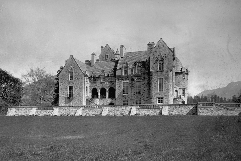 A large mansion house