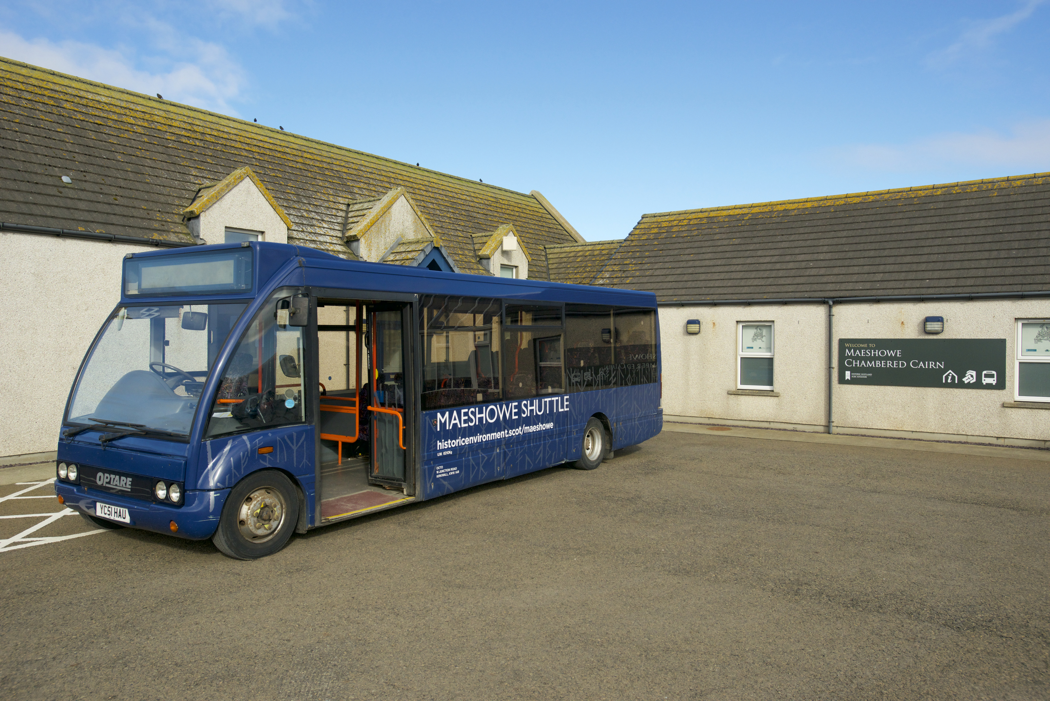 Maeshowe shuttle bus parked outside the visitor centre.