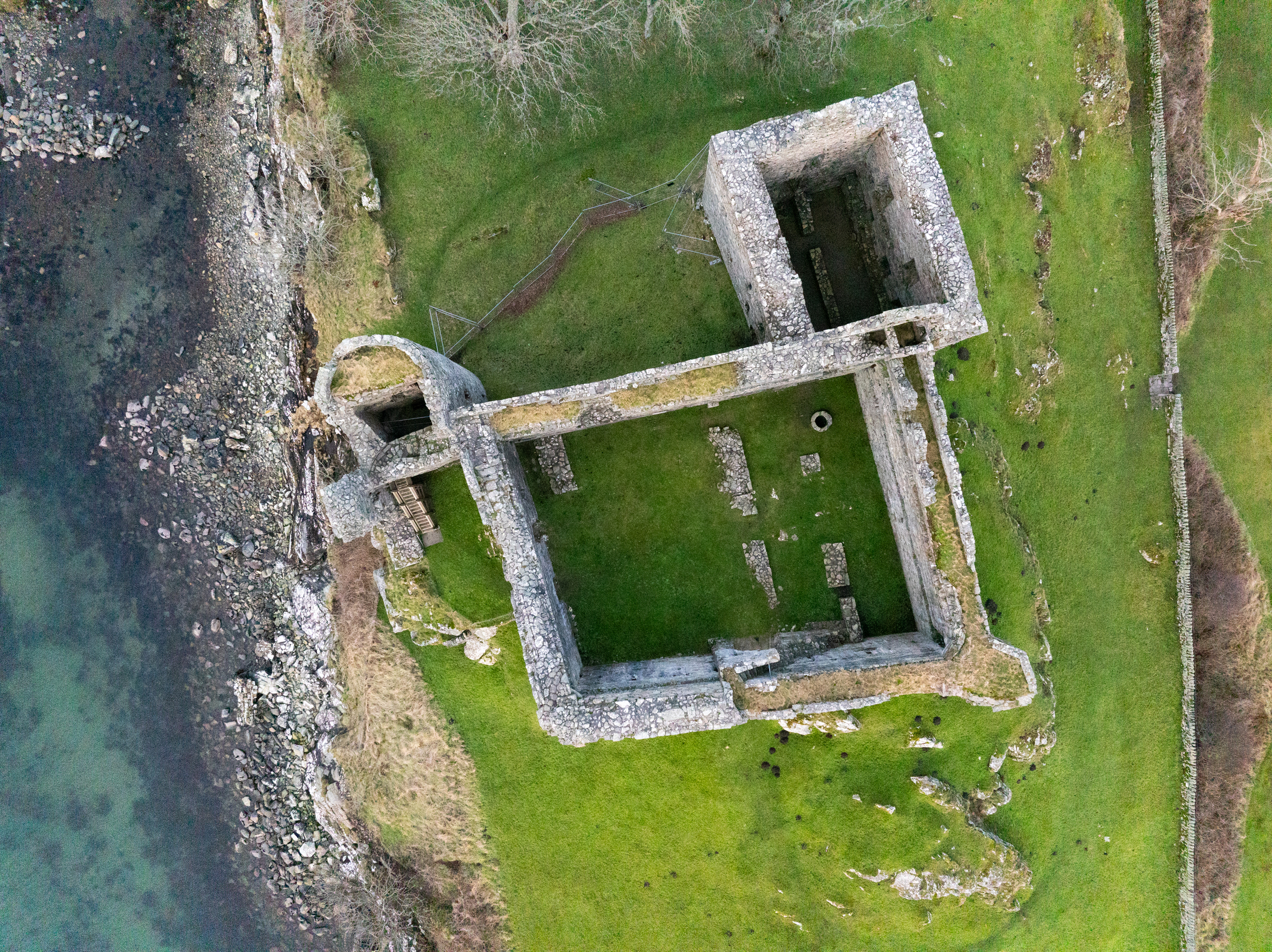 Aerial view from directly above a castle with no roof, clearly showing its outline