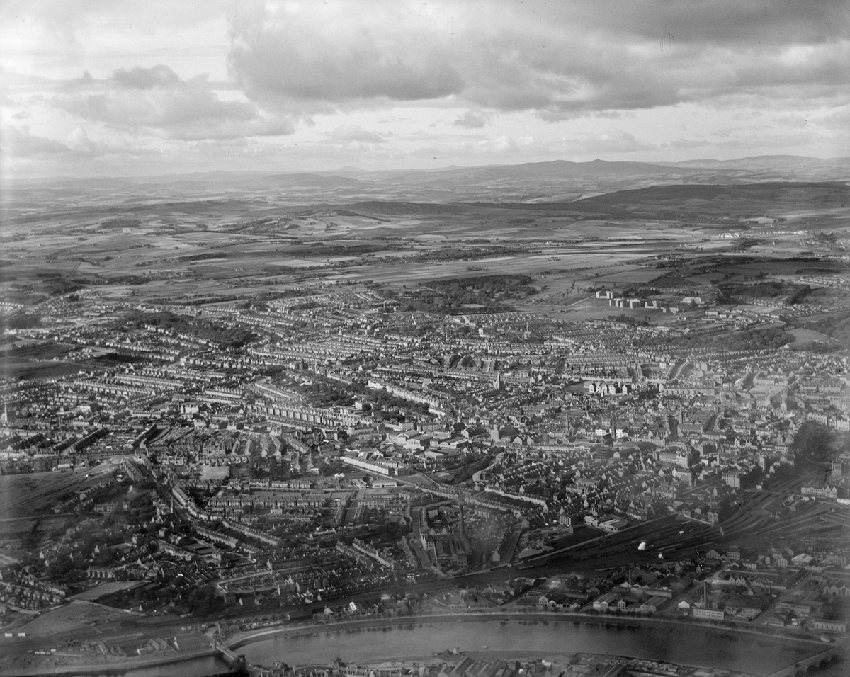 Aberdeen, general view, showing Aberdeen Station and Royal Infirmary, Foresterhill Road.  Oblique aerial photograph taken facing north-west. 