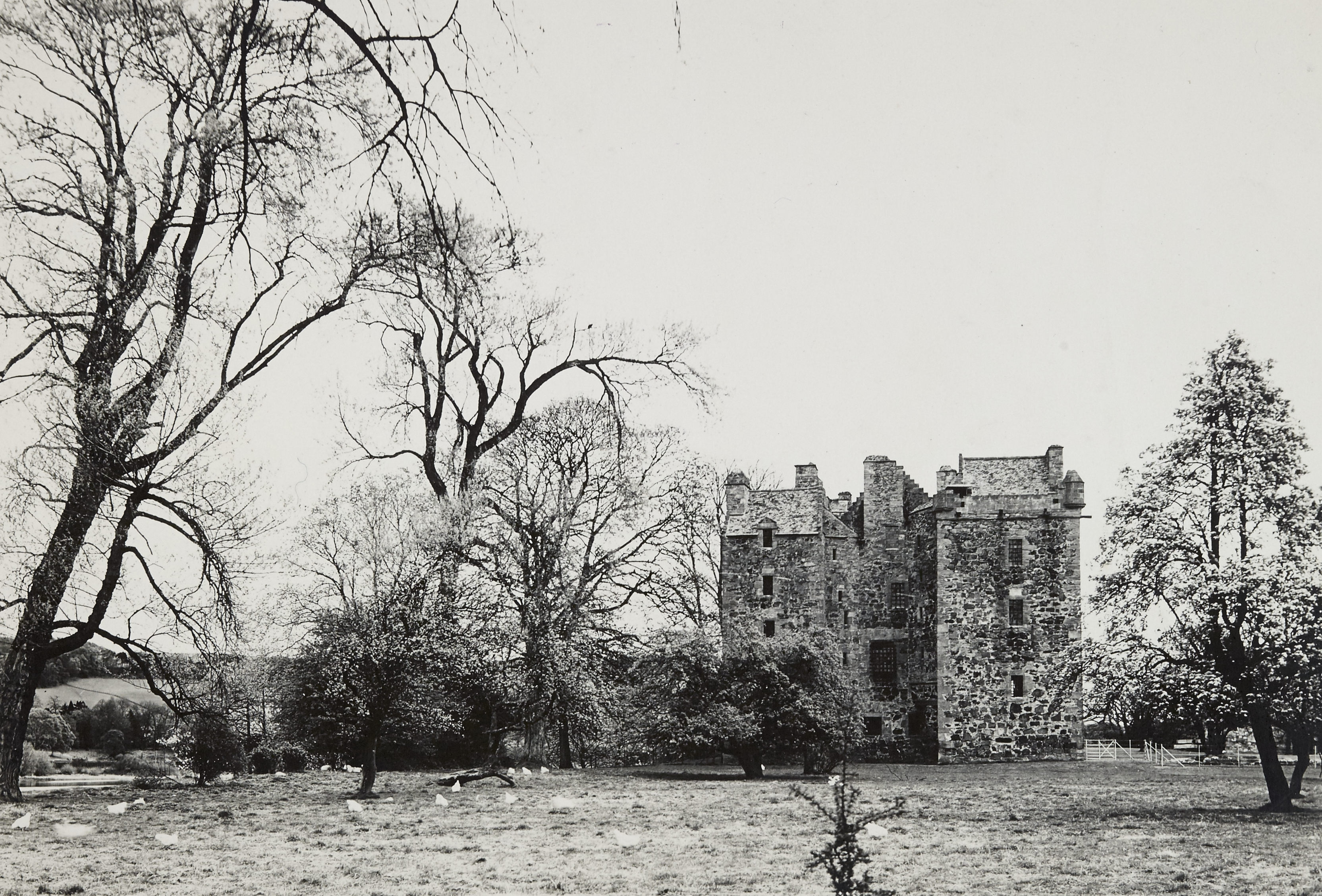 Black and white photo of Elcho Castle and its surroundings