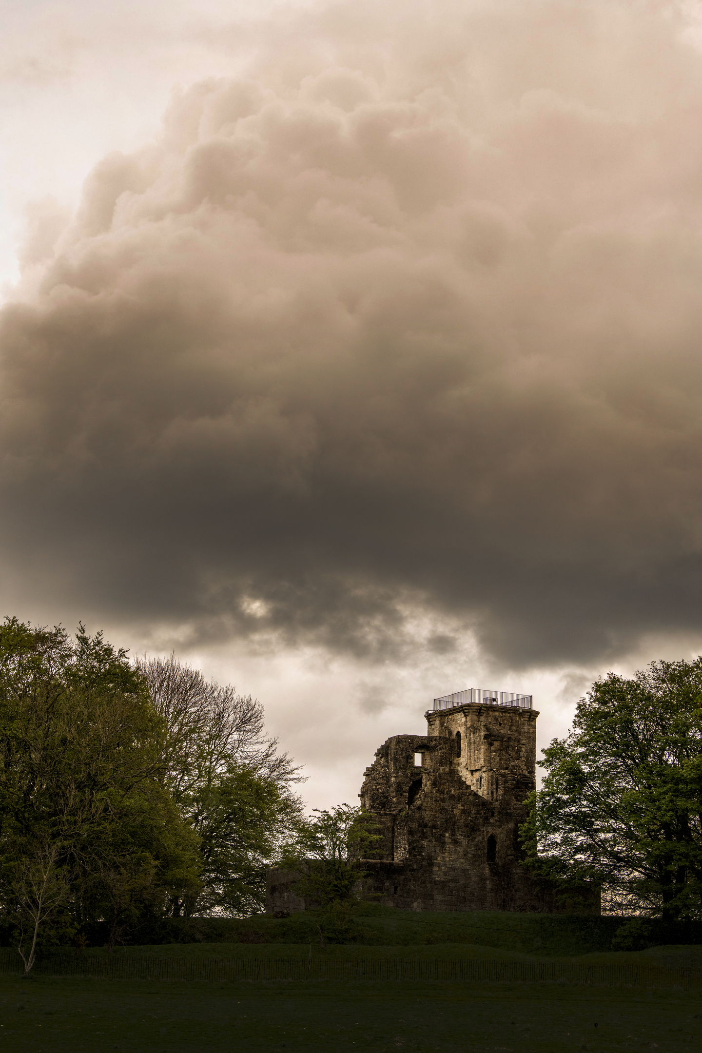 Portrait photo of Crookston Castle on a gloomy day